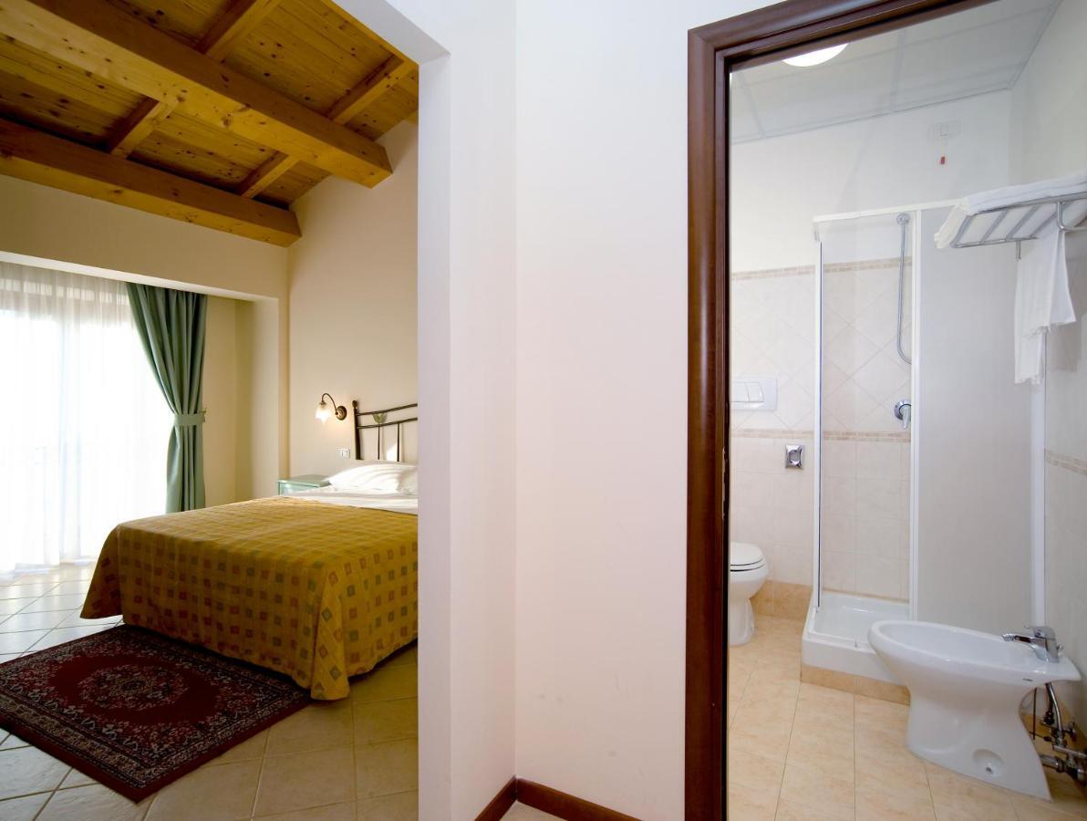 Agriturismo Biologico Corte Aragonese Santa Maria di Licodia Rum bild
